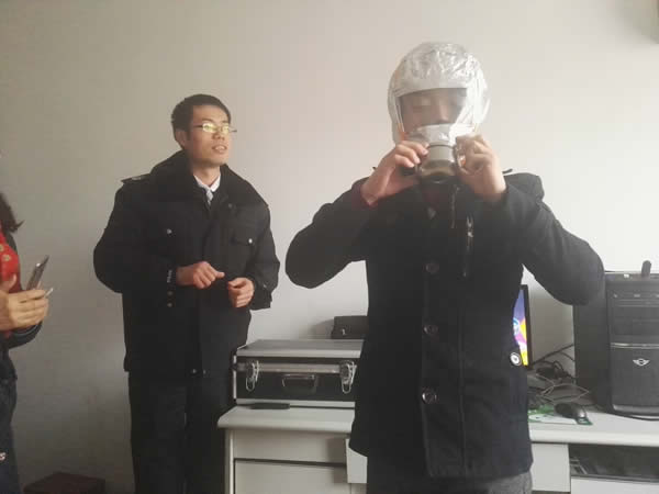 公司員工上臺演示消毒面具使用方法