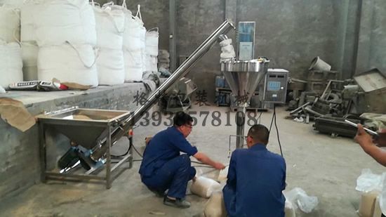 格特技術人員正在指導工人設備操作