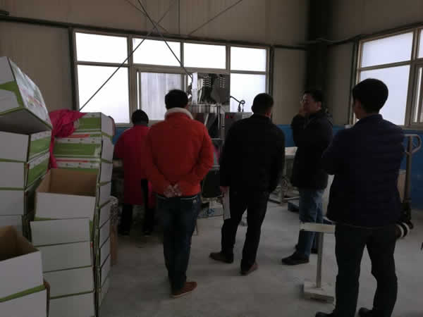 格特技術人員在客戶車間做設備故障維修