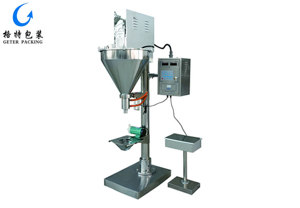 格特機電技術人員在為客戶安裝調試粉劑包裝機