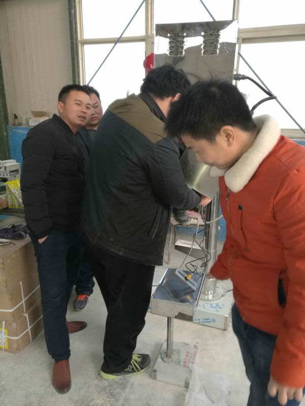 格特工作人員為客戶調試自動定量包裝機現場