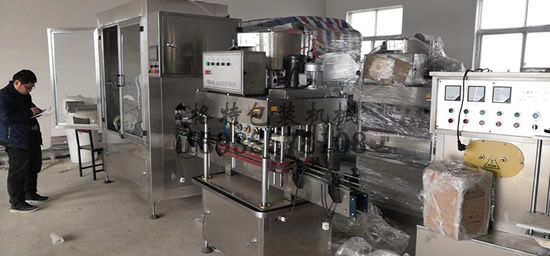 格特技術人員正在調試全自動罐裝生產線