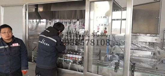 技術人員調試罐裝生產線