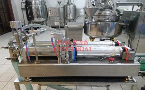 三家村酒廠雙頭液體灌裝機(jī)